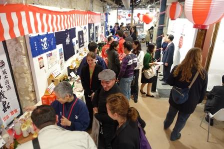 広島県オリジナルぐい飲みを購入された方には、計18種の広島県産日本酒を試飲提供。