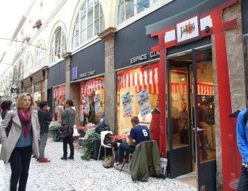 会場の入口には、厳島神社の大鳥居を模したゲートを設置しました。